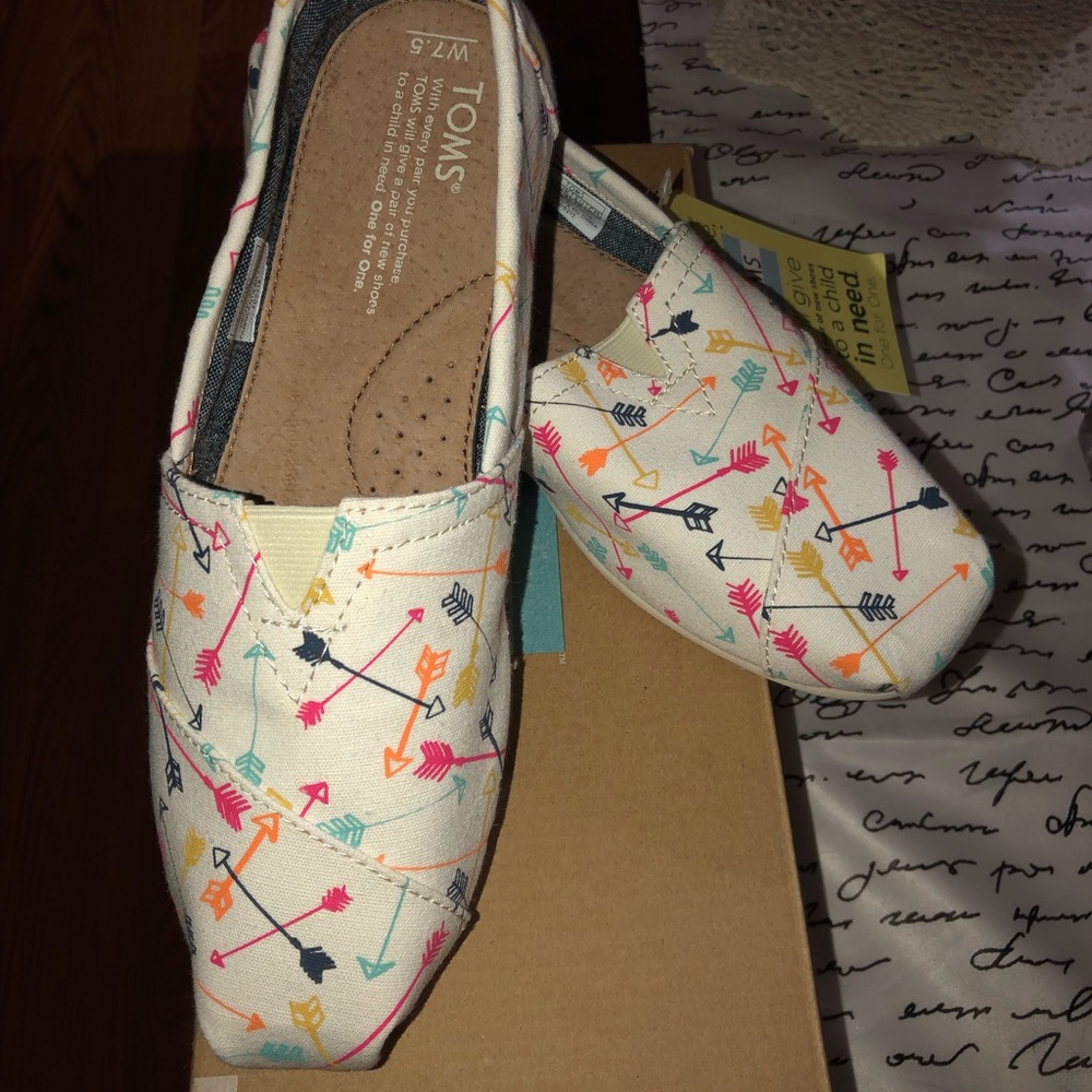 TOMS - Picture 2 of 5